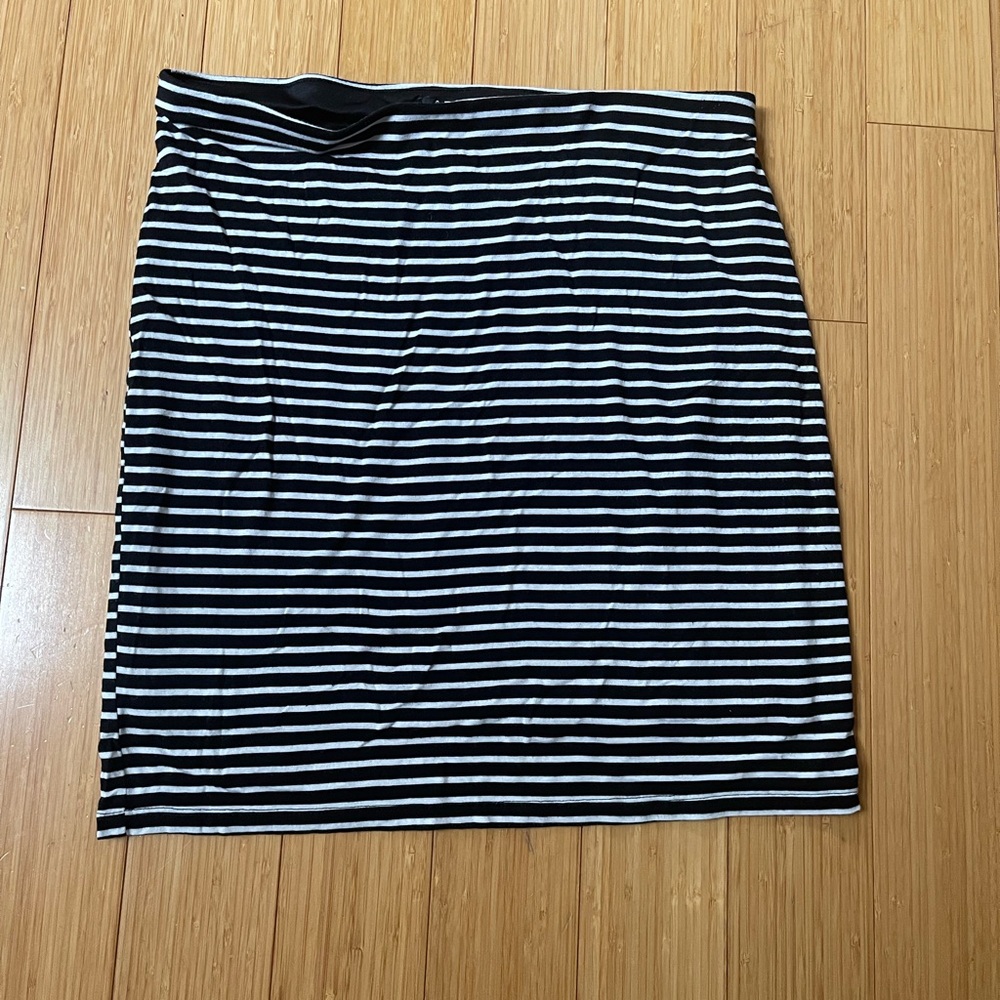 Apt 9, size L, black and white stretchy miniskirt.